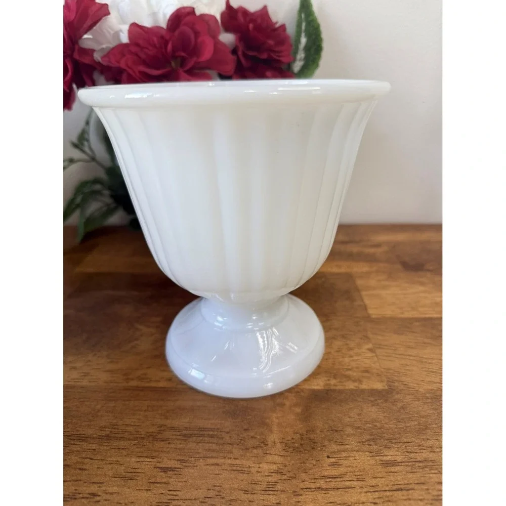 Vintage INARCO USA Milk Glass Pedestal‎ Vase Fluted Design Decor Flower Planter - Picture 1 of 7